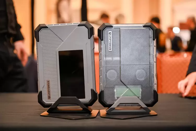 极空间私有云联合UnifyDrive亮相CES：发布全球首款大语言模型 AI NAS(图2)