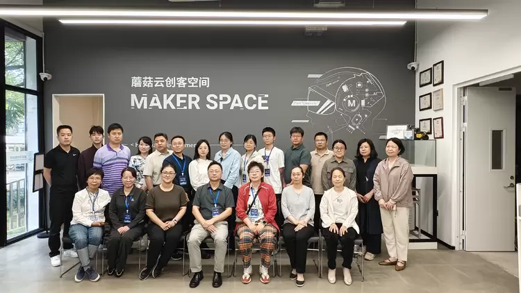 50余骨干教师齐聚蘑菇云创客空间 探索行空板K10与小智AI教育新样态(图1)