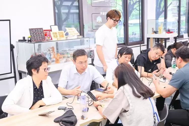 50余骨干教师齐聚蘑菇云创客空间 探索行空板K10与小智AI教育新样态(图2)