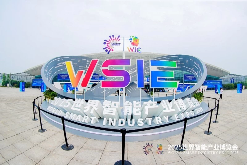 2025智博会直击：萤石 “+AI” 产品矩阵绘就智慧生活蓝图(图1)