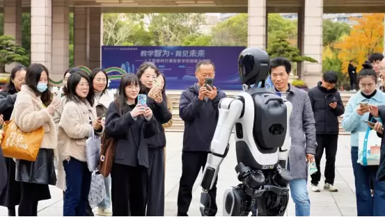 机器人学长，带你逛校园！当虹科技打造可落地的“机器人+教育”新场景(图2)