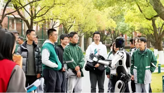 机器人学长，带你逛校园！当虹科技打造可落地的“机器人+教育”新场景(图3)