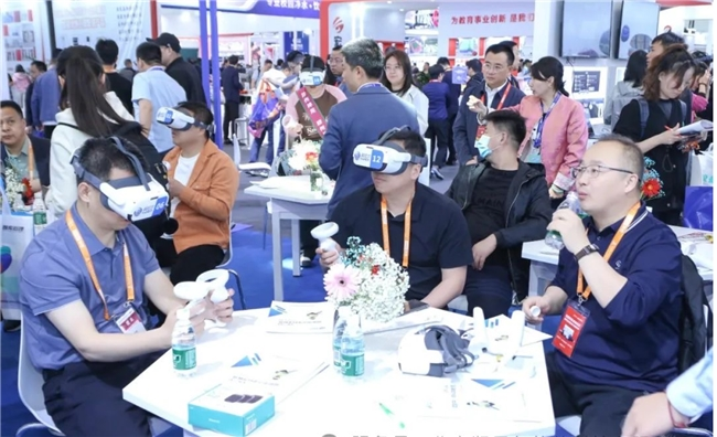 润尼尔携中小学VR+AI五大教育新产品亮相第85届教育装备展(图1)