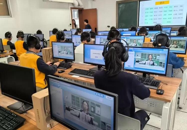 润尼尔携中小学VR+AI五大教育新产品亮相第85届教育装备展(图15)