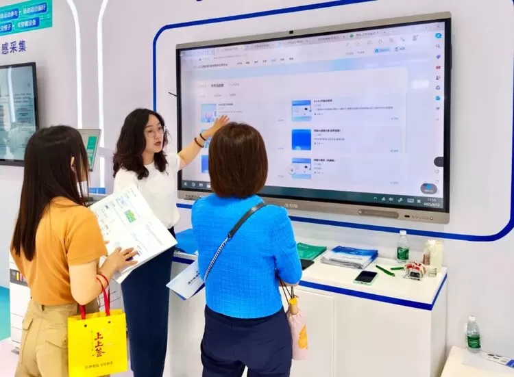 科大讯飞亮相2025服贸会多个展馆，讯飞星火大模型引领AI+产业融合实践(图7)