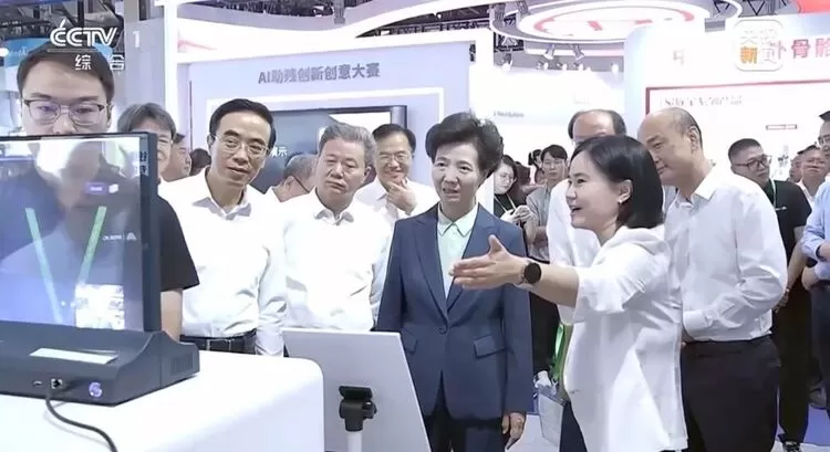 科大讯飞亮相2025中国国际福祉博览会，AI技术助力构建无障碍社会(图1)