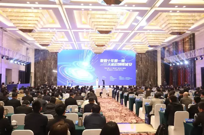 华为与宜兴联合发布城市安全大模型“天机镜”(图1)