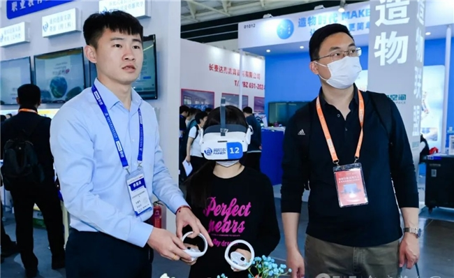 润尼尔携中小学VR+AI五大教育新产品亮相第85届教育装备展(图5)