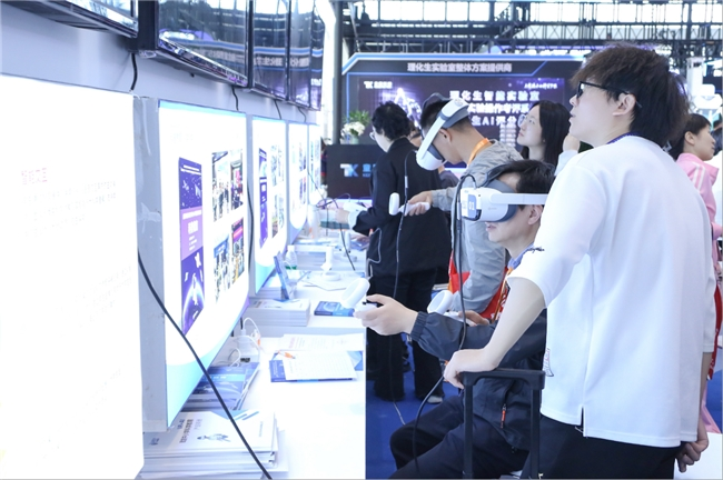 润尼尔携中小学VR+AI五大教育新产品亮相第85届教育装备展(图3)