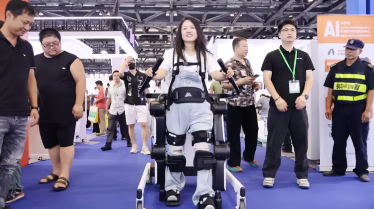 科大讯飞亮相2025中国国际福祉博览会，AI技术助力构建无障碍社会(图6)