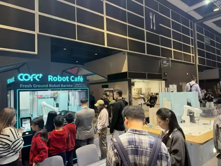 全能冠军划时代亮相：第六代咖啡机器人COFE+引爆香港国际AI艺术节(图1)