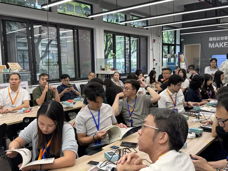香港教育工作者参访蘑菇云创客空间，深度体验“创客+AI”融合魅力(图2)