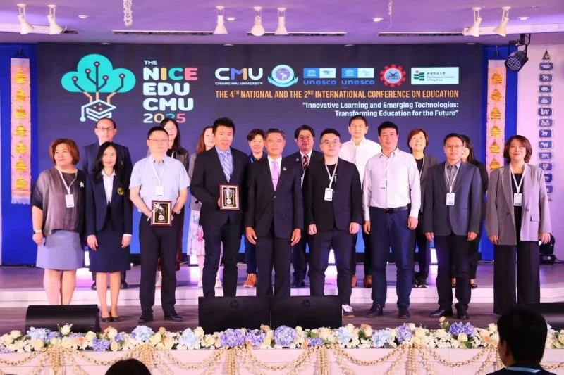 DFRobot受邀出席清迈大学教育创新大会并举办数据科学与人工智能教育主题工作坊(图1) DFRobot受邀出席清迈大学教育创新大会并举办数据科学与人工智能教育主题工作坊(图1)