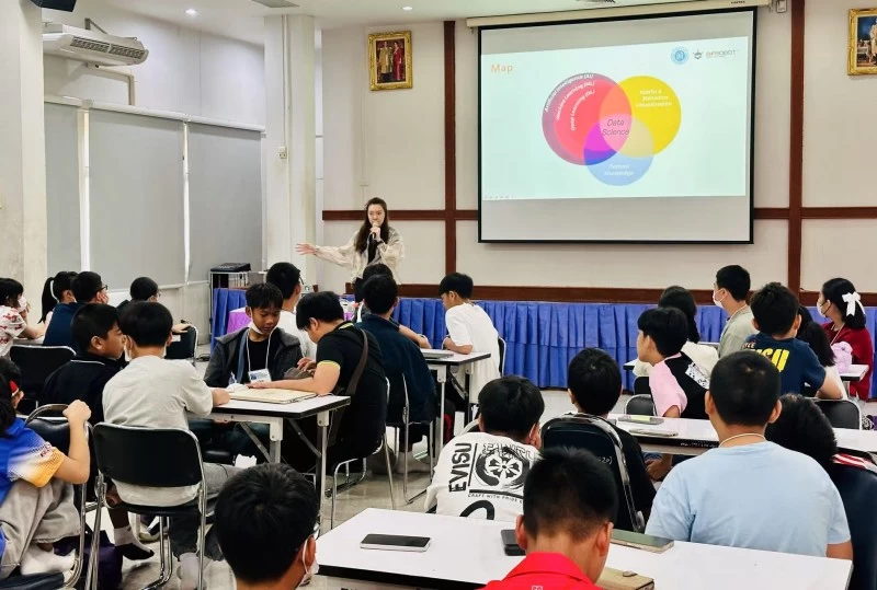 DFRobot受邀出席清迈大学教育创新大会并举办数据科学与人工智能教育主题工作坊(图2) DFRobot受邀出席清迈大学教育创新大会并举办数据科学与人工智能教育主题工作坊(图2)