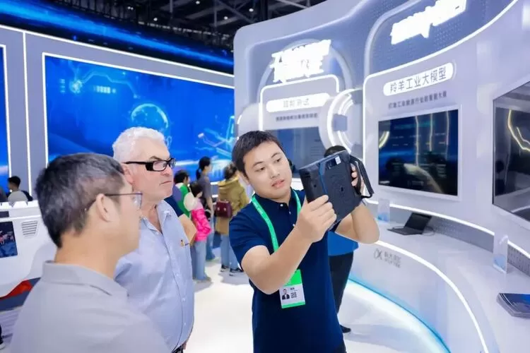 2025世界制造业大会｜科大讯飞用十项“黑科技”破解制造强国密码，发布羚羊工业大模型3.0(图2)