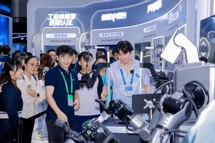 2025世界制造业大会｜科大讯飞用十项“黑科技”破解制造强国密码，发布羚羊工业大模型3.0(图5)