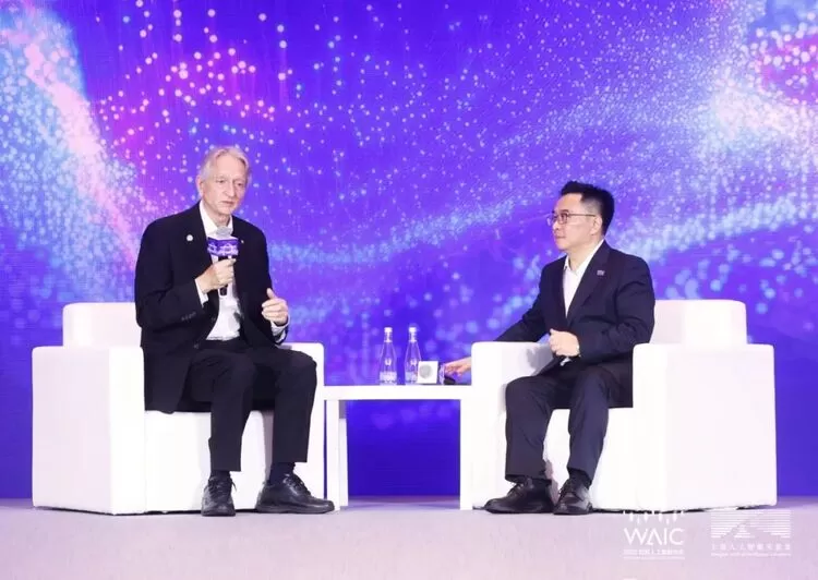 WAIC 2025 前沿智汇 创启未来:科学前沿全体会议圆满举办(图2) WAIC 2025 前沿智汇 创启未来:科学前沿全体会议圆满举办(图2)