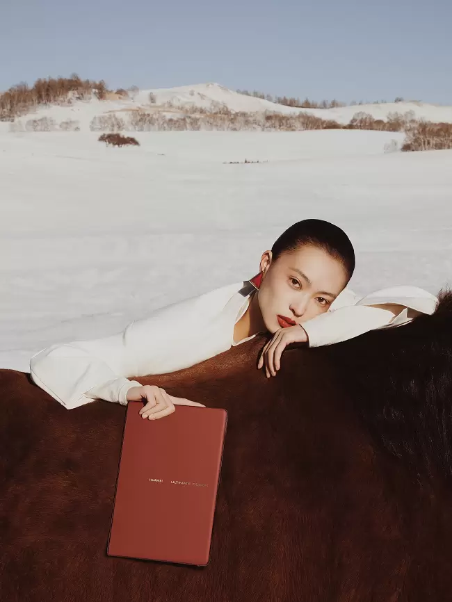 瑞红映雪，科技成诗：华为MateBook Fold非凡大师年末美学与实力双绝(图2)