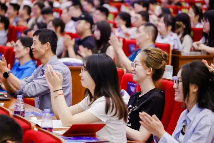 WAIC 2025华东师大聚力！首发金融智能未来引擎，三大应用场景落地(图3)