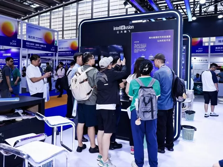 云天励飞携全栈AI推理芯片产品亮相湾芯展,引领“推理时代”新赛道(图1) 云天励飞携全栈AI推理芯片产品亮相湾芯展,引领“推理时代”新赛道(图1)