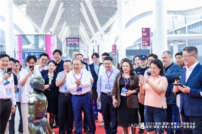 超千家AI企业“智汇”鹏城 2025 AGIC深圳(国际)通用人工智能大会暨产业博览会启幕(图4) 超千家AI企业“智汇”鹏城 2025 AGIC深圳(国际)通用人工智能大会暨产业博览会启幕(图4)