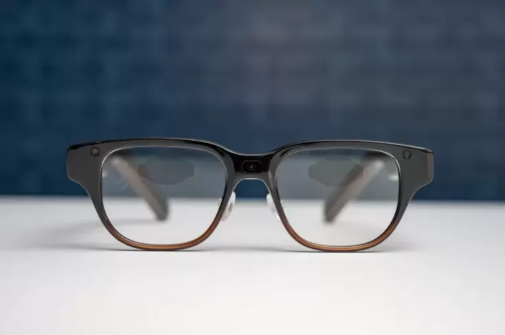 联想推出概念款AI智能眼镜，支持连接手机或电脑(图1)