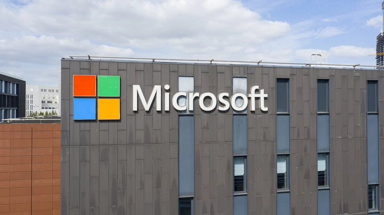 微软人工智能推出首批自研模型MAI-Voice-1语音模型与MAI-1预览版(图1)