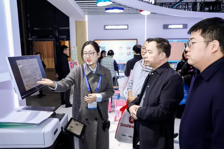 “工具”到“伙伴”：科大讯飞展示大模型如何助力教育减负增效(图4)