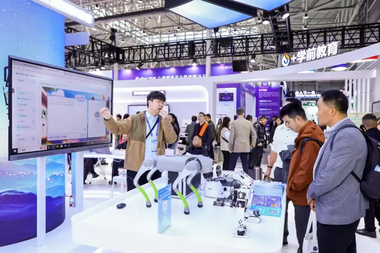 “工具”到“伙伴”：科大讯飞展示大模型如何助力教育减负增效(图6)