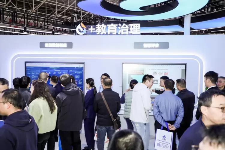 “工具”到“伙伴”：科大讯飞展示大模型如何助力教育减负增效(图9)