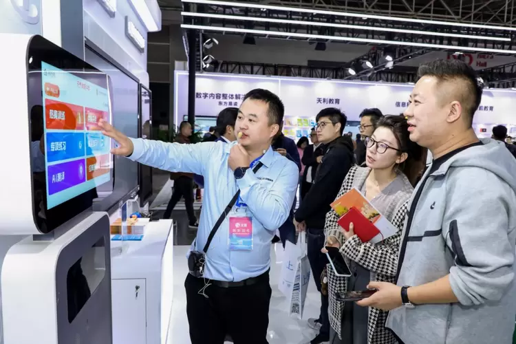 “工具”到“伙伴”：科大讯飞展示大模型如何助力教育减负增效(图7)