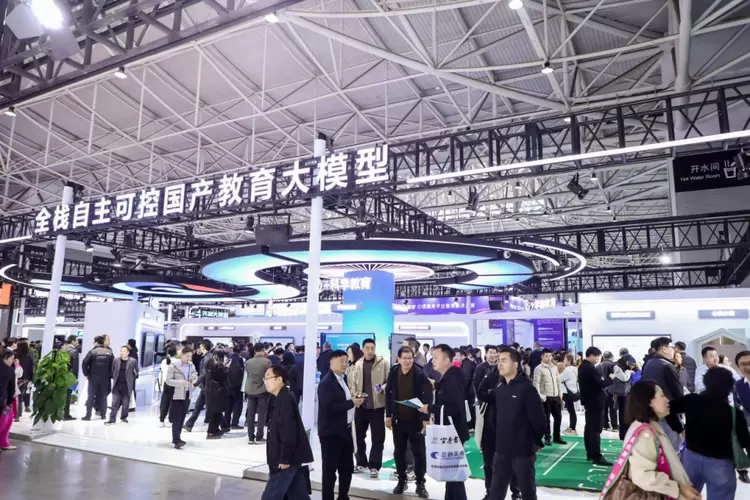 “工具”到“伙伴”：科大讯飞展示大模型如何助力教育减负增效(图2)