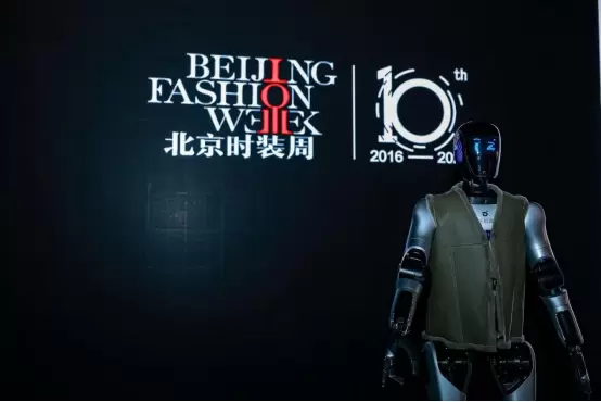 潮塑新生 智启未来：智元远征A2闪耀2026春夏北京时装周(图1)