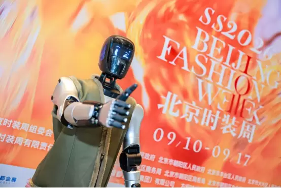 潮塑新生 智启未来：智元远征A2闪耀2026春夏北京时装周(图2)