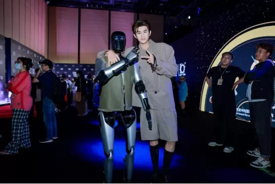 潮塑新生 智启未来：智元远征A2闪耀2026春夏北京时装周(图4)