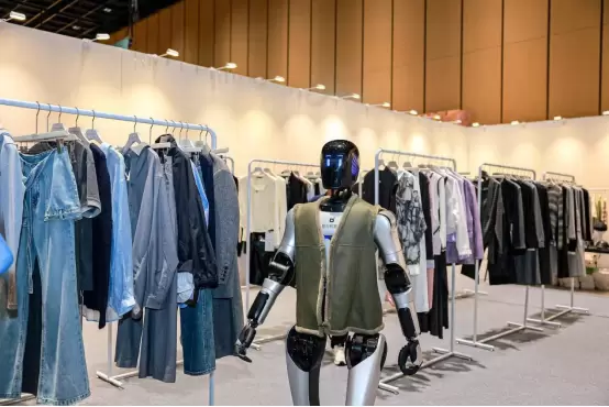 潮塑新生 智启未来：智元远征A2闪耀2026春夏北京时装周(图3)