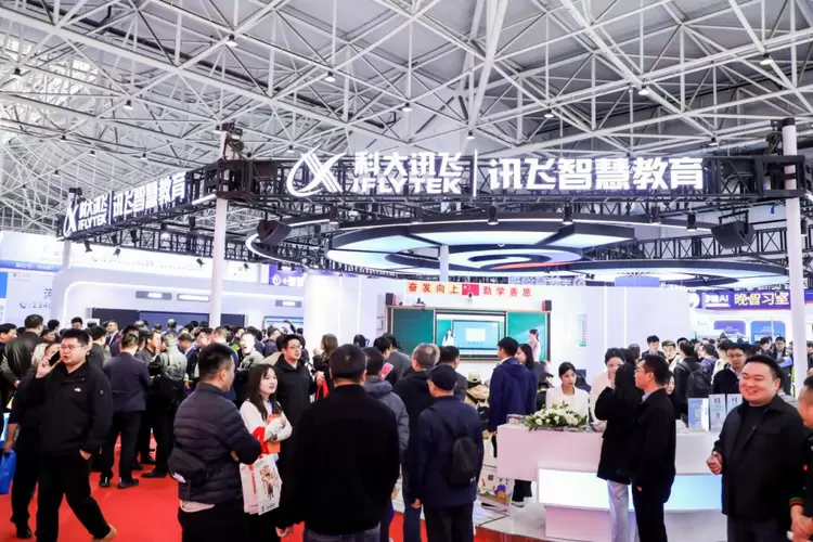 “工具”到“伙伴”：科大讯飞展示大模型如何助力教育减负增效(图1)