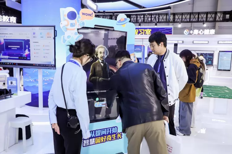 “工具”到“伙伴”：科大讯飞展示大模型如何助力教育减负增效(图5)