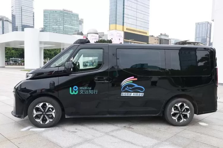 文远知行自动驾驶车队全方位赋能全运会，最新自动驾驶中巴首发亮相(图1)