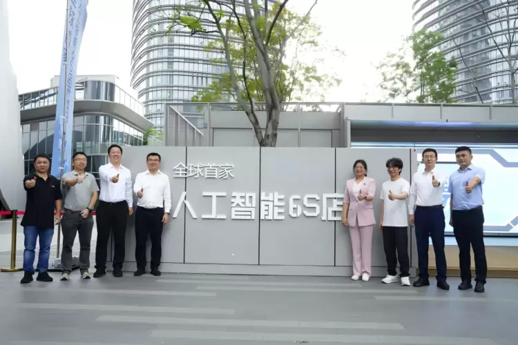 全国首家人工智能6S店落地深圳龙岗,华秋电子携手CSDN开启AI智能产业服务新业态(图2) 全国首家人工智能6S店落地深圳龙岗,华秋电子携手CSDN开启AI智能产业服务新业态(图2)