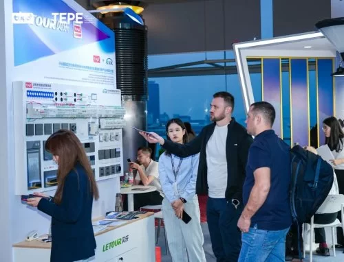 AI照明能“读心”?涂鸦智能2025香港秋灯展开启照明新体验(图4) AI照明能“读心”?涂鸦智能2025香港秋灯展开启照明新体验(图4)