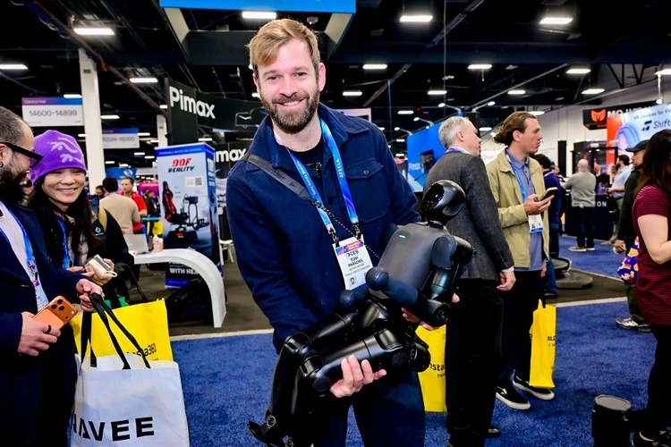 CES 2026 机器人最大黑马!让“个人机器人”从概念变现实(图2) CES 2026 机器人最大黑马!让“个人机器人”从概念变现实(图2)