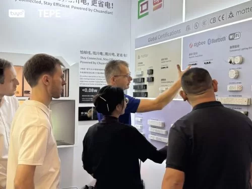 AI照明能“读心”?涂鸦智能2025香港秋灯展开启照明新体验(图5) AI照明能“读心”?涂鸦智能2025香港秋灯展开启照明新体验(图5)