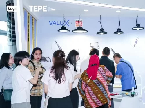 AI照明能“读心”?涂鸦智能2025香港秋灯展开启照明新体验(图6) AI照明能“读心”?涂鸦智能2025香港秋灯展开启照明新体验(图6)