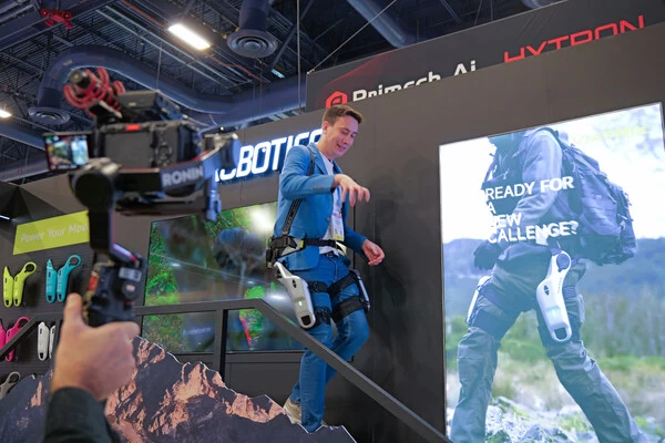 CES2026创新奖得主：傲鲨 VIATRIX海外首次亮相，引领外骨骼机器人走向日常(图4)