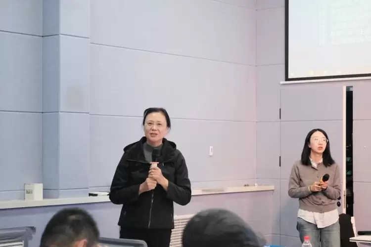 生成式人工智能技术与传媒业应用高端论坛在北京师范大学新闻传播学院成功举办(图9) 生成式人工智能技术与传媒业应用高端论坛在北京师范大学新闻传播学院成功举办(图9)