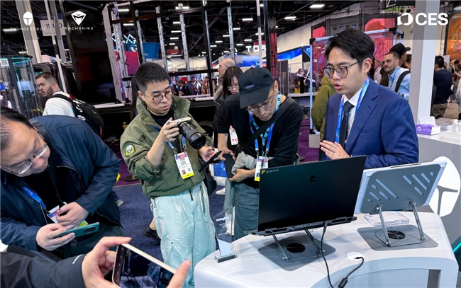 1.58kg机身+160W双满血释放!新一代“轻型”游戏本雷神ZERO Air亮相CES2026(图1) 1.58kg机身+160W双满血释放!新一代“轻型”游戏本雷神ZERO Air亮相CES2026(图1)