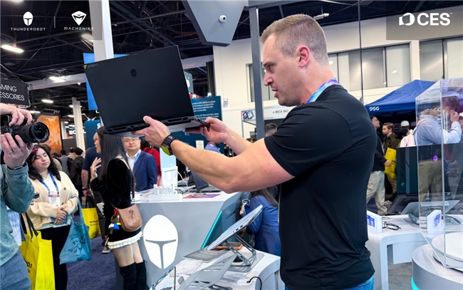 1.58kg机身+160W双满血释放!新一代“轻型”游戏本雷神ZERO Air亮相CES2026(图9) 1.58kg机身+160W双满血释放!新一代“轻型”游戏本雷神ZERO Air亮相CES2026(图9)