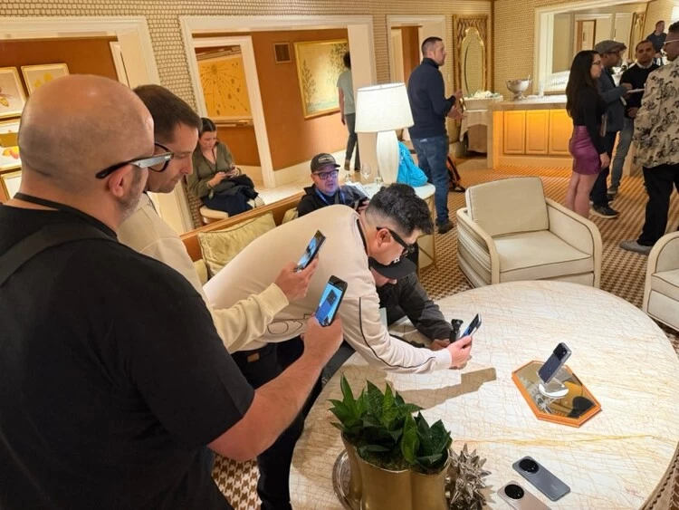 荣耀ROBOT PHONE亮相2026 CES，以颠覆性设计斩获多项顶级大奖(图2)