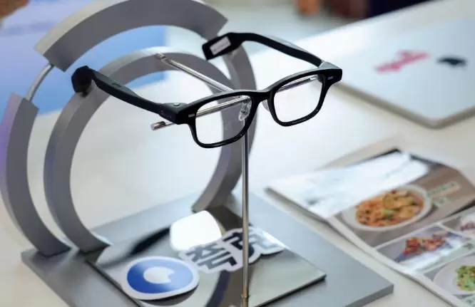 Meta轻量MR头显Phoenix曝光,阿里巴巴/微美全息开启智能眼镜激烈争夺战(图2) Meta轻量MR头显Phoenix曝光,阿里巴巴/微美全息开启智能眼镜激烈争夺战(图2)